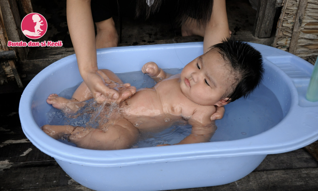Bayi Mandi Malam: Aman atau Tidak? Begini Tips dan Hal yang Perlu Bunda Perhatikan